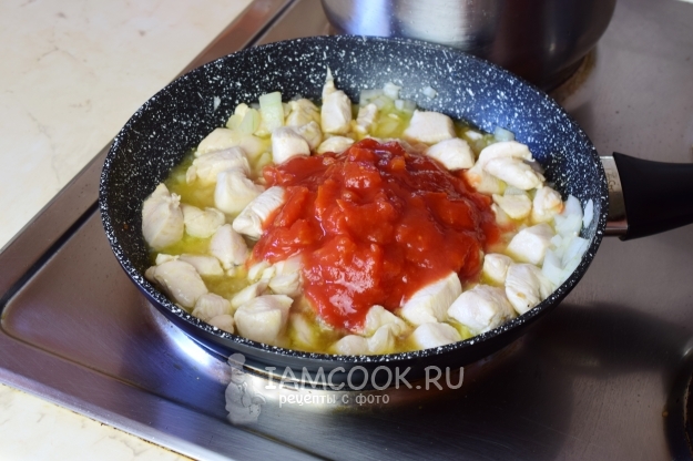 Положить томаты