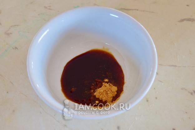 Соединить соевый соус и имбирь