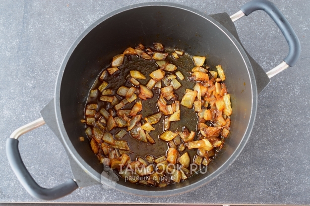 Обжарить лук