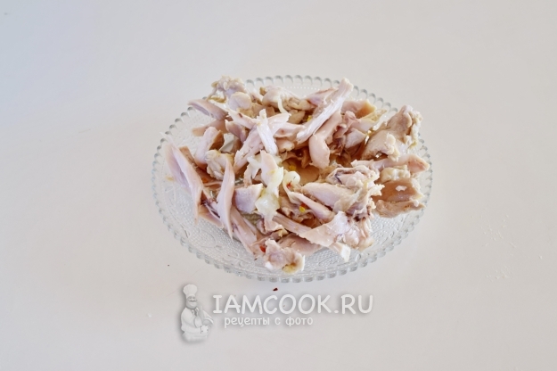 Разобрать мясо на кусочки