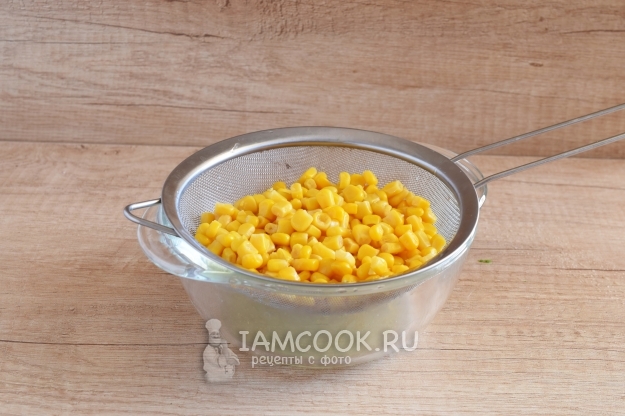Откинуть кукурузу на сито