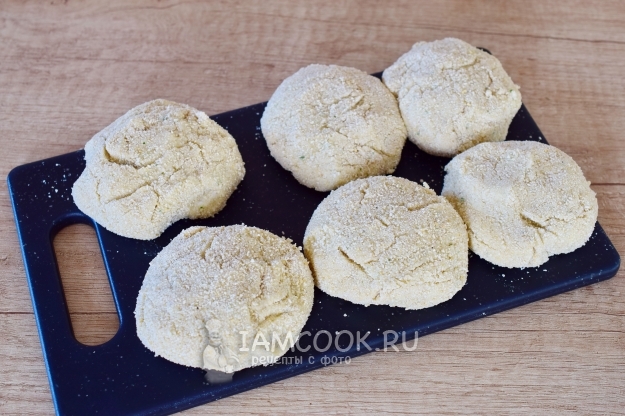 Обвалять котлеты в сухарях