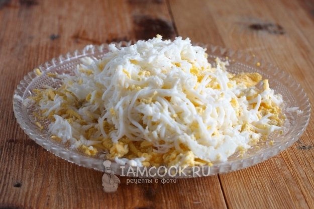 Натереть яйца