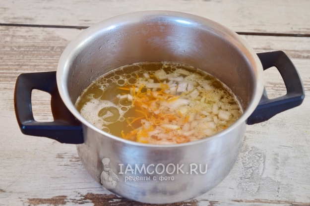 Положить овощи в бульон