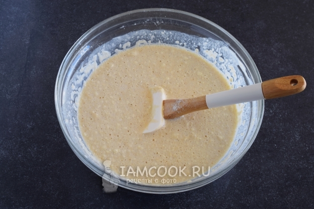 Соединить сухие и жидкие смеси