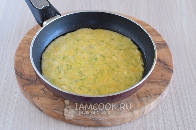 Вылить яичную смесь на сковороду