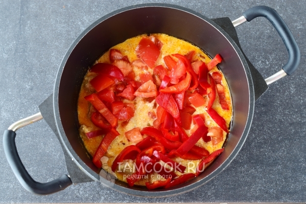 Добавить овощи к мясу