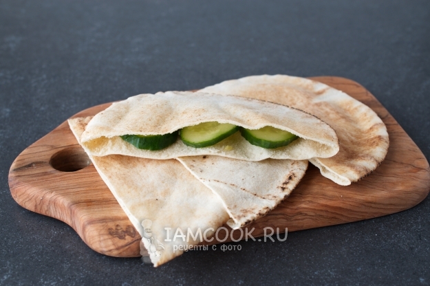 Положить в питу огурцы