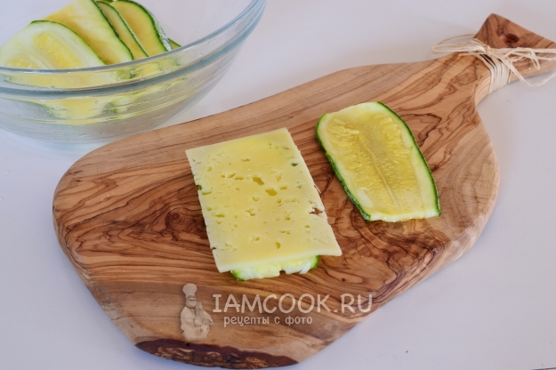 Положить на кабачок сыр