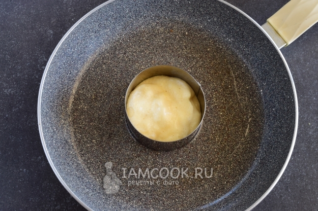 Налить тесто на сковороду