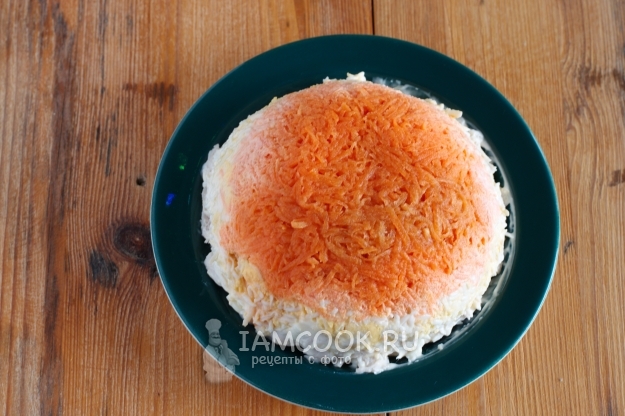 Переложить салат на блюдо