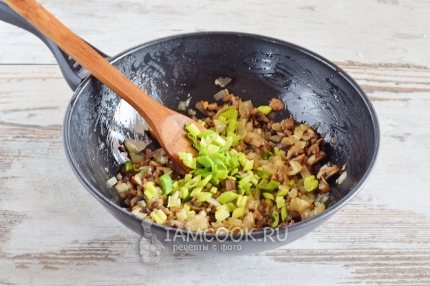 Положить зеленый лук