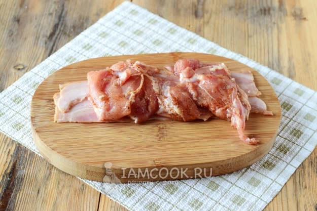Положить на бекон мясо