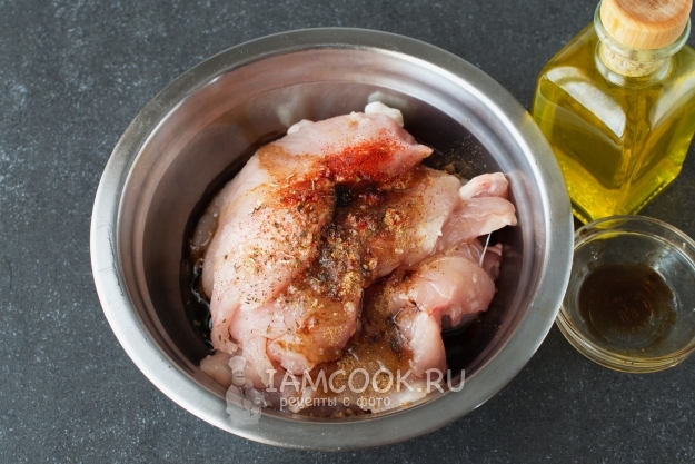 Добавить к мясу маринад