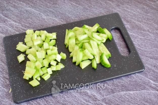 Порезать огурец и сельдерей