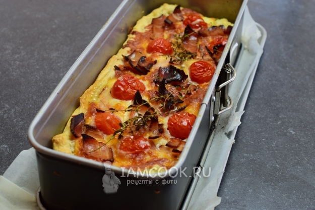 Фото слоеного пирога с помидорами, беконом и сыром
