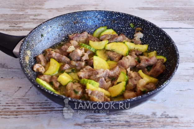 Фото тушеной свинины с кабачками