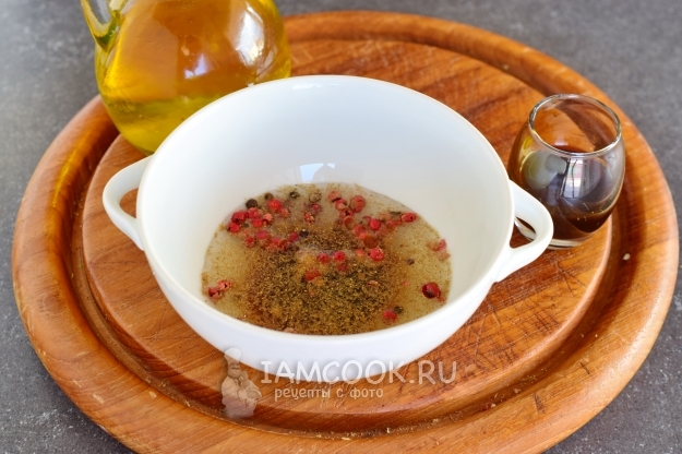 Влить соевый соус