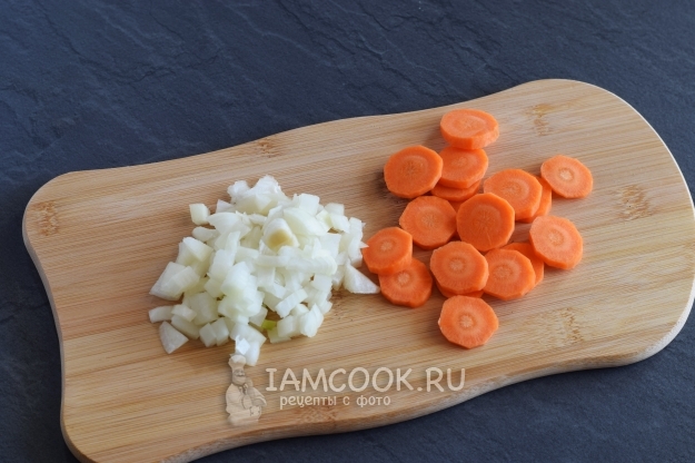 Порезать лук и морковь