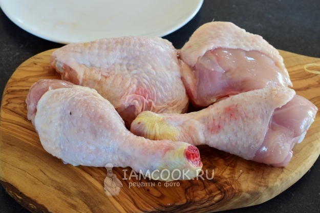 Помыть и порезать курицу