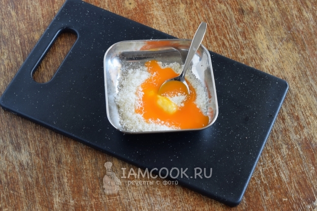 Соединить желток и сыр