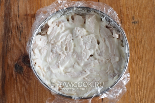 Смазать мясо майонезом
