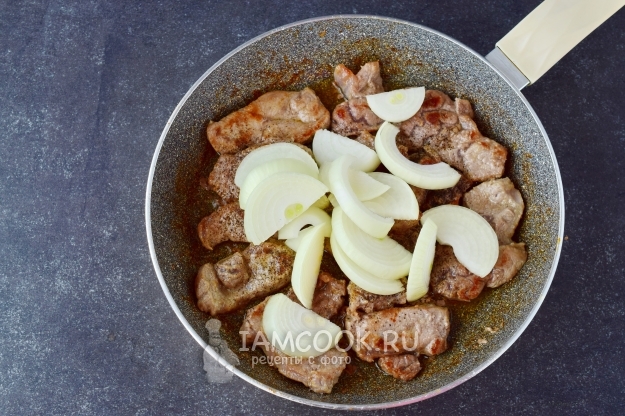 Положить лук к мясу