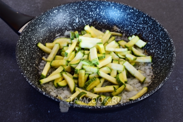 Положить кабачки к луку