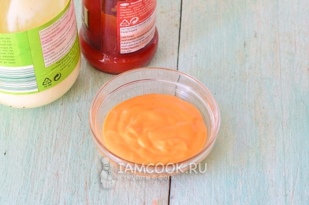 Соединить майонез и кетчуп