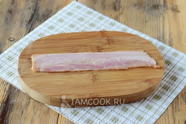 Положить полоску бекона