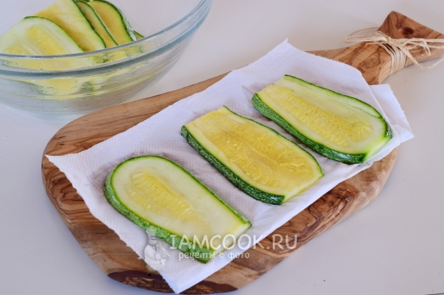 Положить кабачки на салфетку