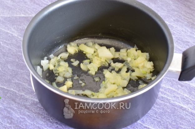 Обжарить лук