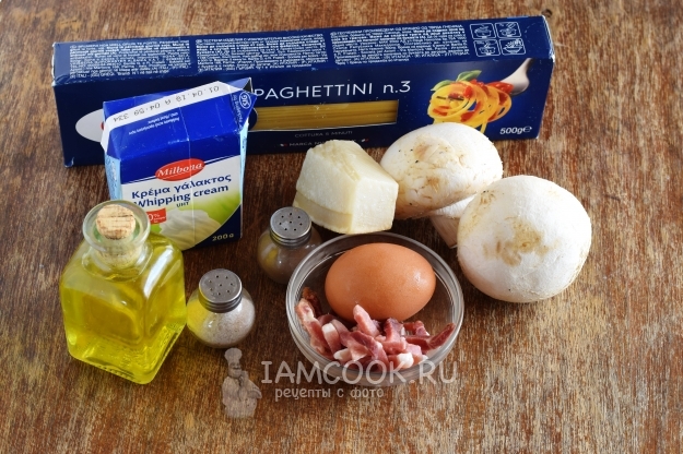 Ингредиенты для пасты карбонара с грибами и сливками