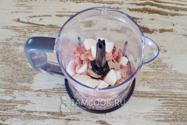 Положить в измельчитель мясо и лук