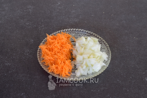 Измельчить лук и морковь