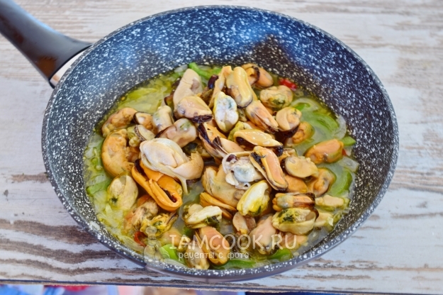 Положить мидии