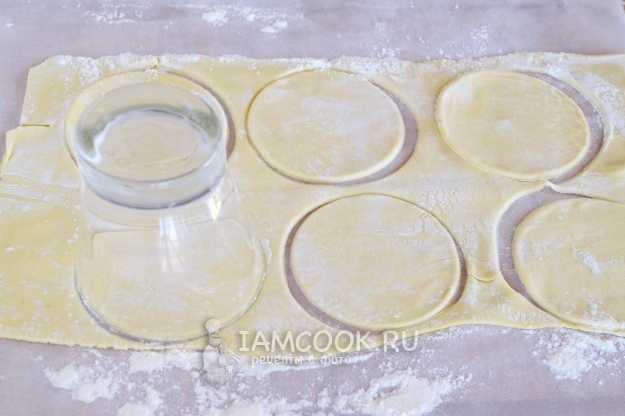 Вырезать из теста кружочки