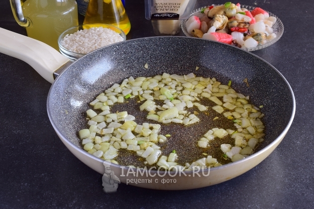 Обжарить лук