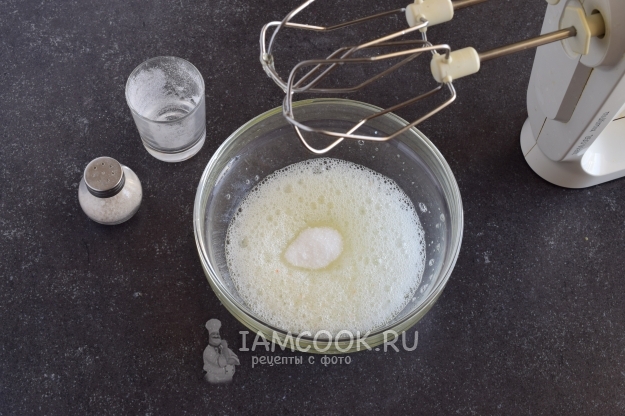 Всыпать сахар и соль