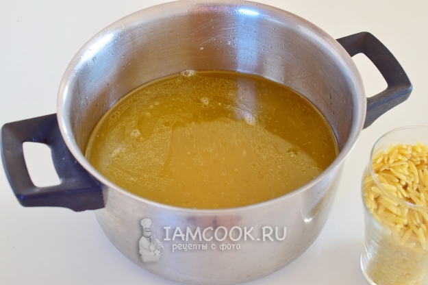 Всыпать в бульон макароны