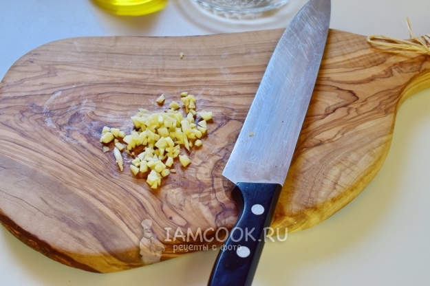 Порезать чеснок