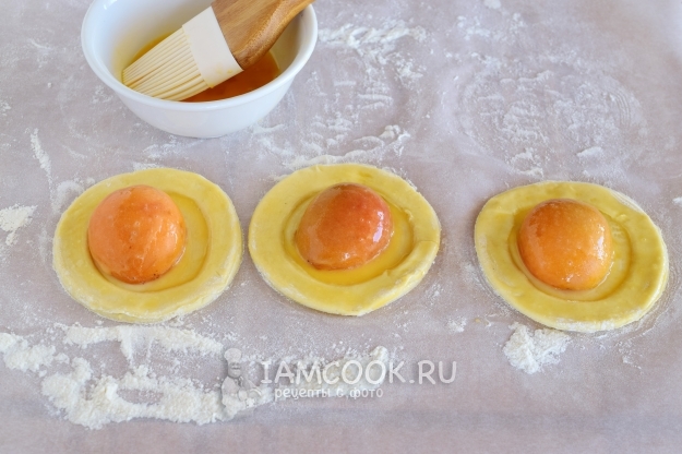 Смазать абрикос яйцом