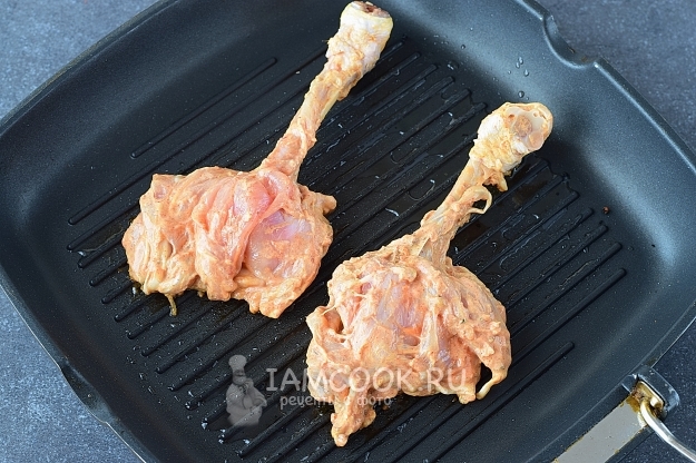 Положить куриные ножки на сковороду