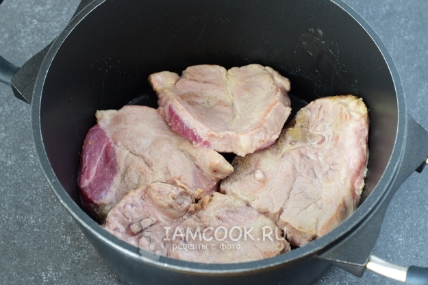 Положить мясо в сотейник