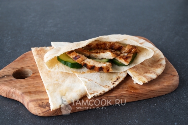 Положить в питу мясо