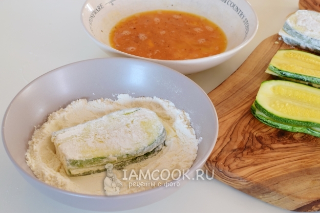 Обвалять заготовку в муке