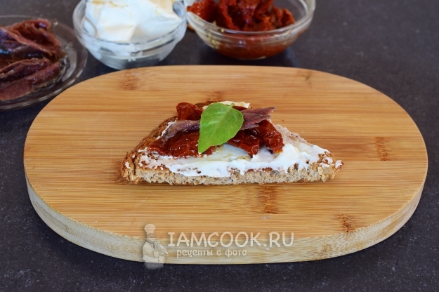 Положить листик базилика