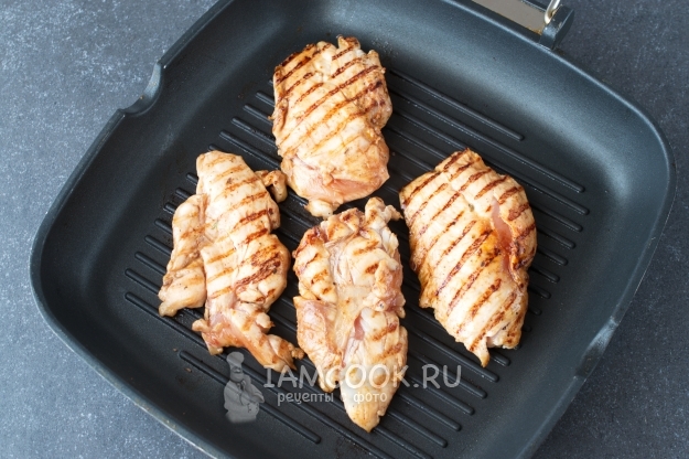 Обжарить куриное филе