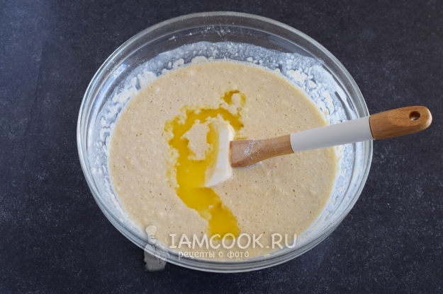 Влить масло в тесто