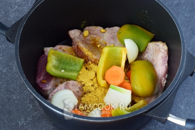 Положить овощи к мясу